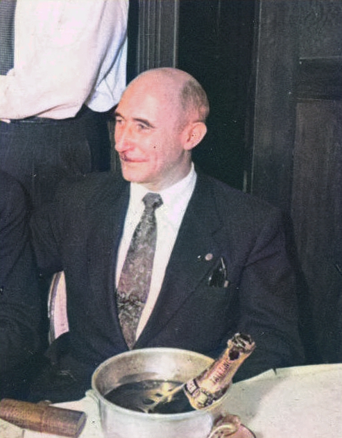 Une image contenant personne, habits, costume, int�rieur

Description g�n�r�e automatiquement