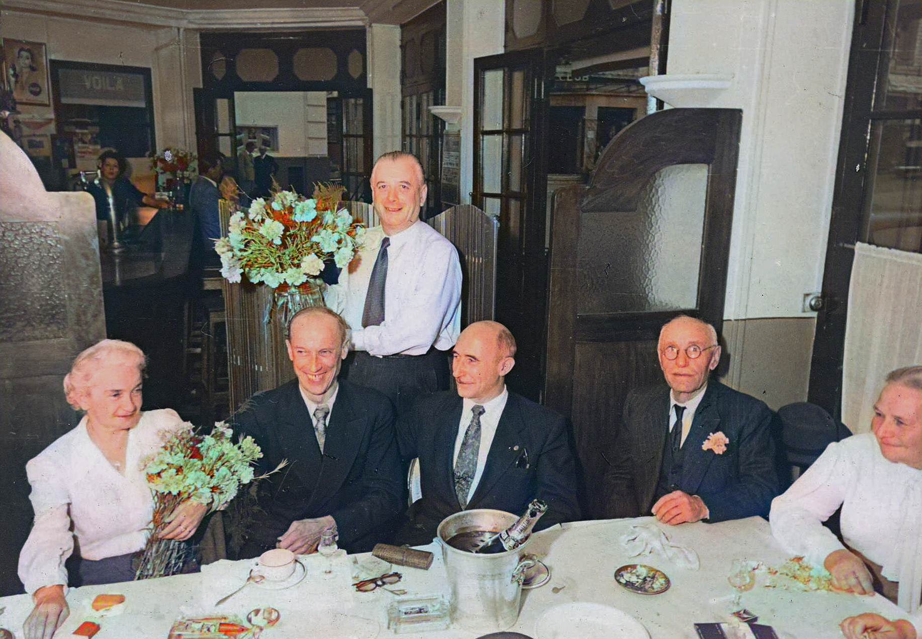 Une image contenant habits, personne, homme, vaisselle

Description g�n�r�e automatiquement