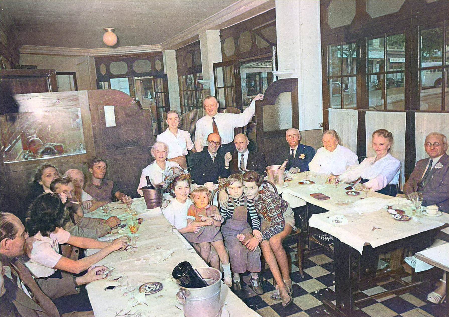 Une image contenant habits, personne, homme, int�rieur

Description g�n�r�e automatiquement