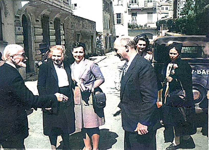 Une image contenant habits, personne, plein air, homme

Description g�n�r�e automatiquement