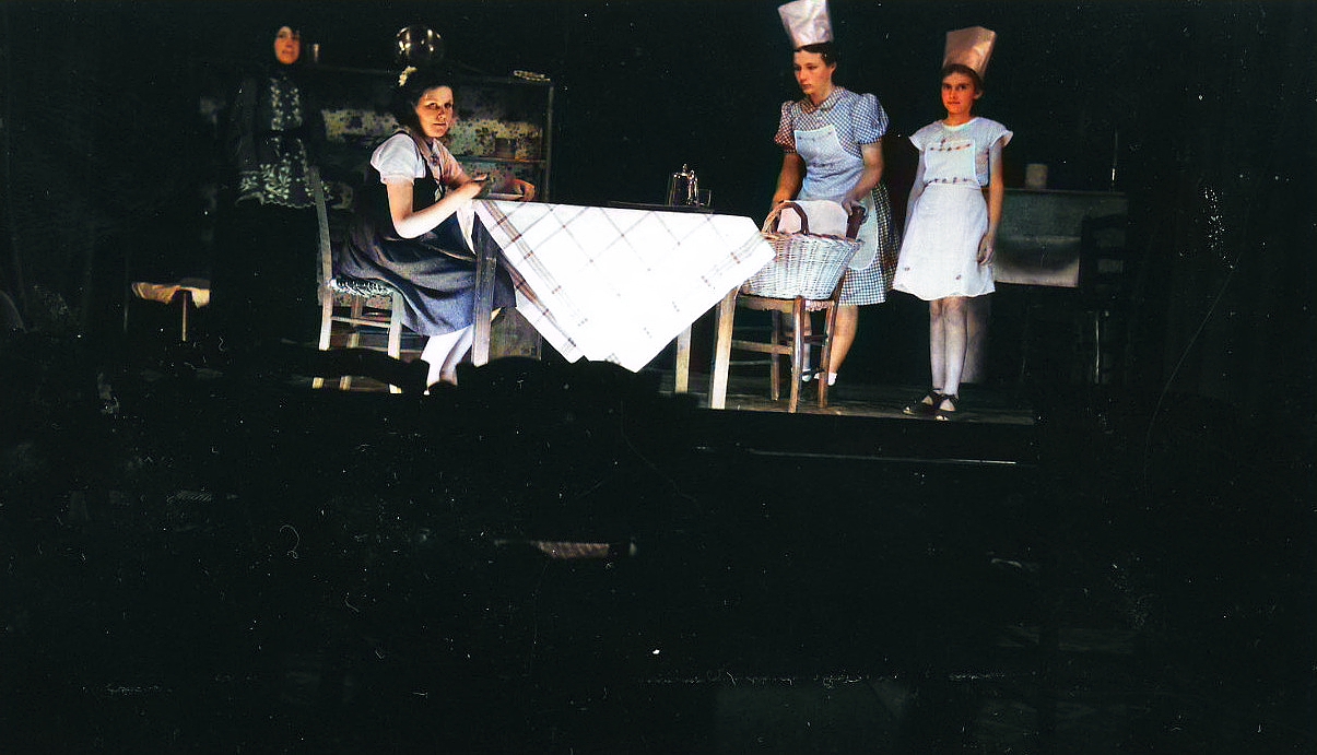 Une image contenant habits, personne, concert, personnes

Description g�n�r�e automatiquement