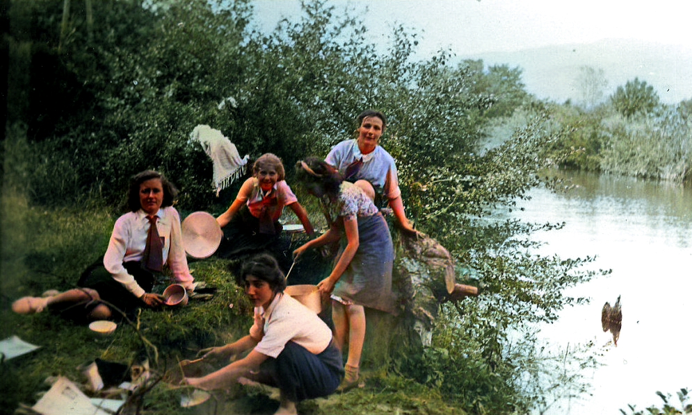 Une image contenant plein air, habits, personne, arbre

Description g�n�r�e automatiquement