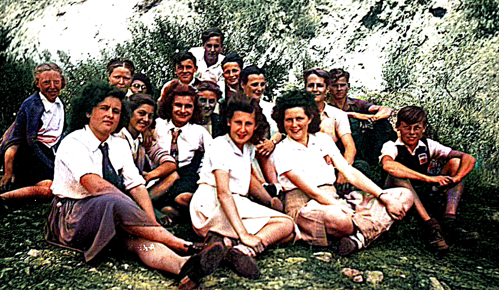 Une image contenant habits, personne, plein air, sourire

Description g�n�r�e automatiquement