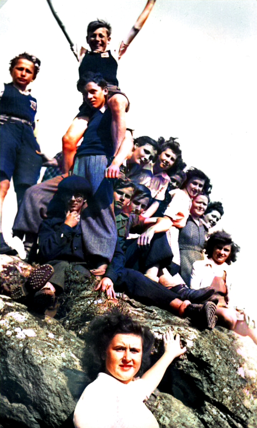 Une image contenant habits, personne, Visage humain, plein air

Description g�n�r�e automatiquement