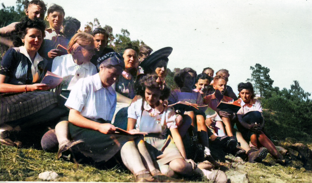 Une image contenant habits, personne, plein air, groupe

Description g�n�r�e automatiquement