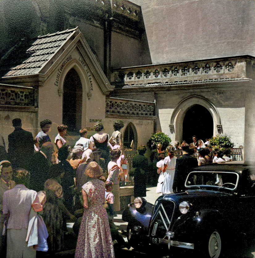 Une image contenant b�timent, v�hicule, habits, V�hicule terrestre

Description g�n�r�e automatiquement