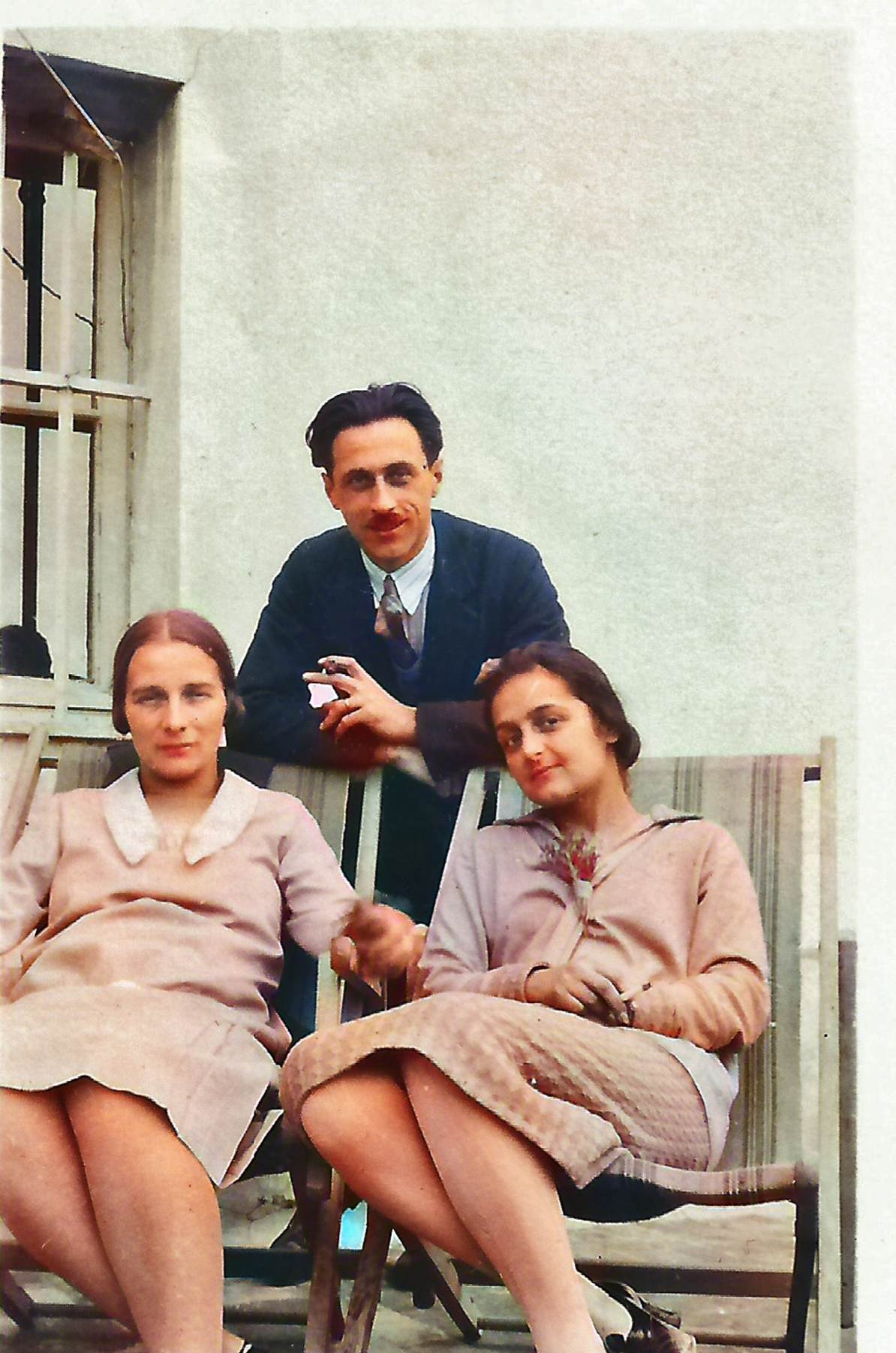 Une image contenant habits, personne, Visage humain, chaussures
Description générée automatiquement