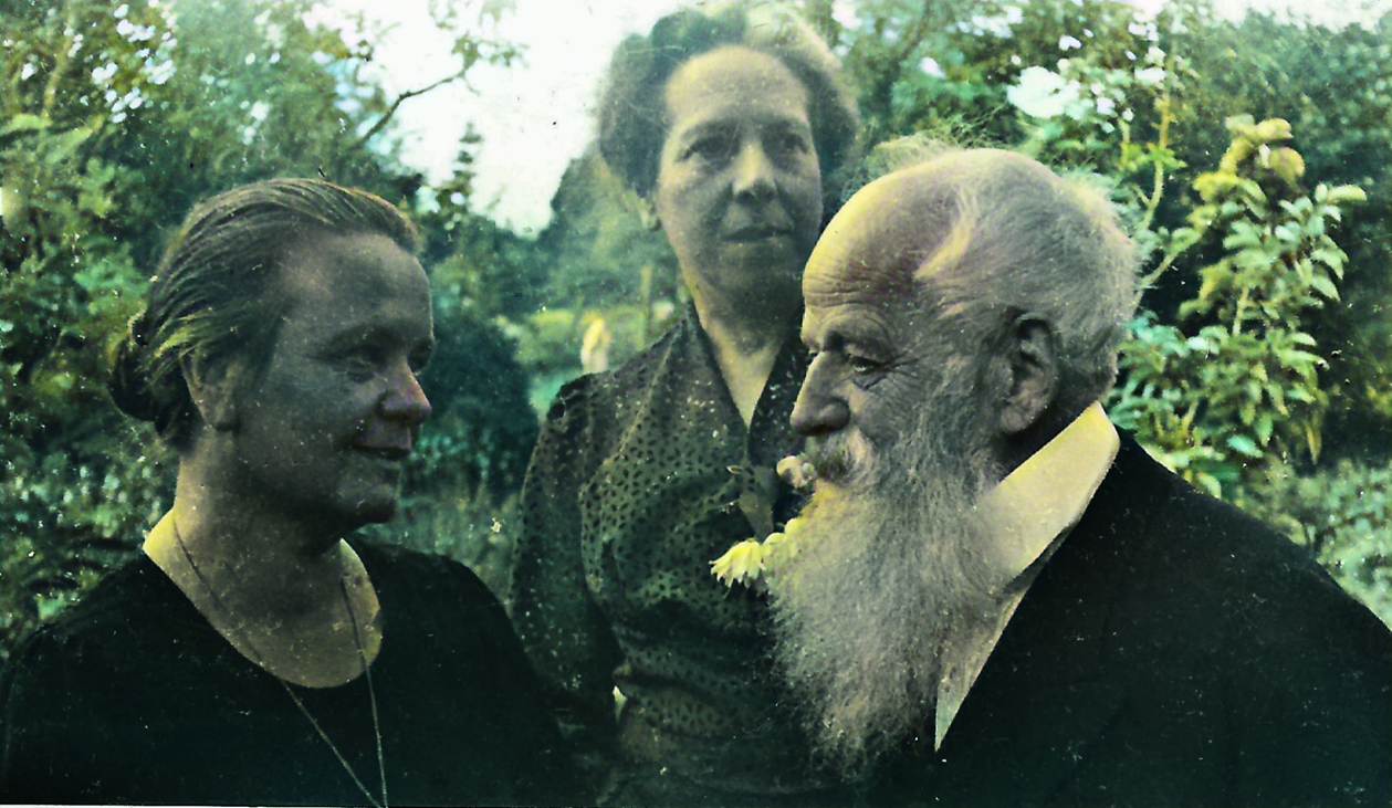 Une image contenant arbre, Visage humain, personne, plein air
Description générée automatiquement