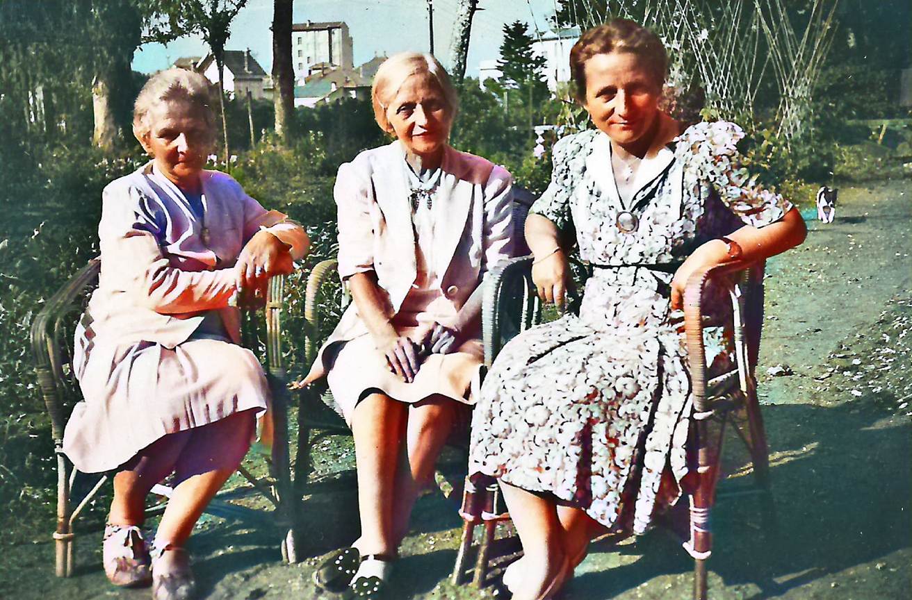 Une image contenant habits, personne, plein air, chaussures
Description générée automatiquement