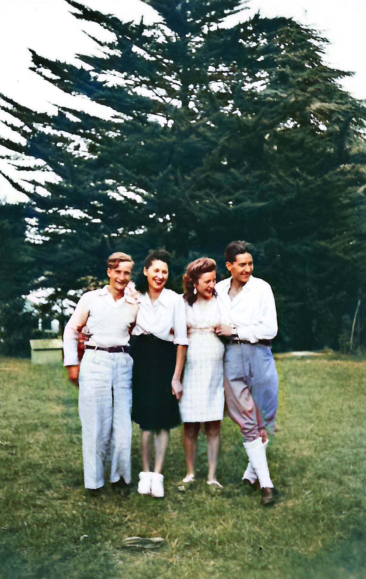 Une image contenant habits, personne, arbre, plein air
Description générée automatiquement