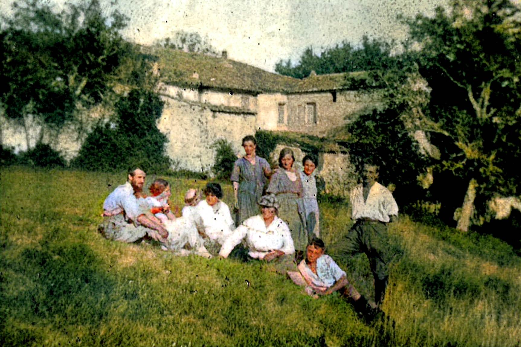 Une image contenant herbe, habits, plein air, personne
Description générée automatiquement