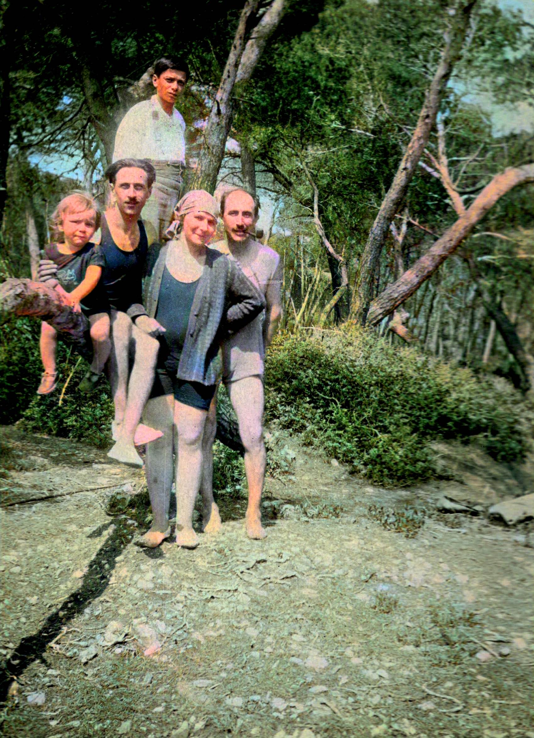 Une image contenant plein air, habits, personne, arbre
Description générée automatiquement