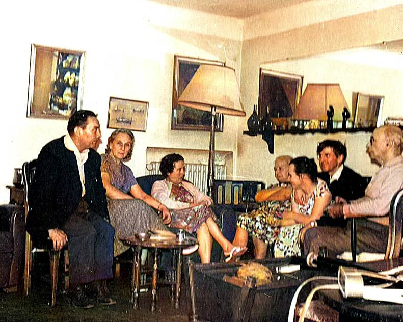 Une image contenant habits, personne, mur, homme

Description g�n�r�e automatiquement