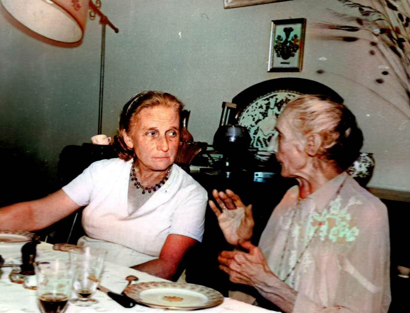 Une image contenant personne, habits, Visage humain, vaisselle

Description g�n�r�e automatiquement