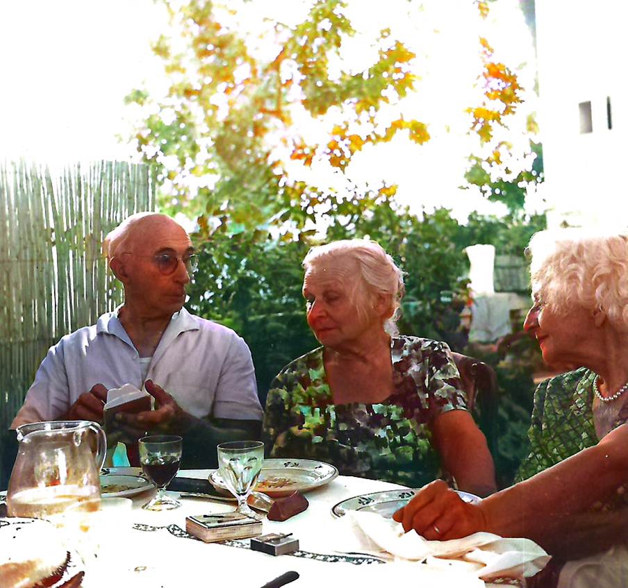 Une image contenant personne, habits, vaisselle, homme

Description g�n�r�e automatiquement