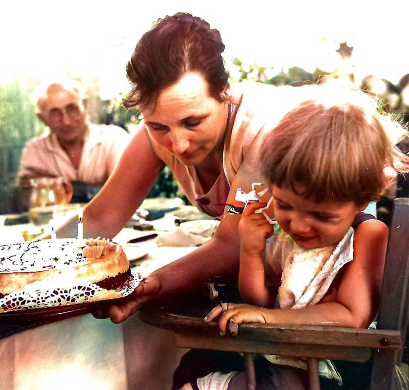 Une image contenant personne, habits, Visage humain, g�teau d�anniversaire

Description g�n�r�e automatiquement