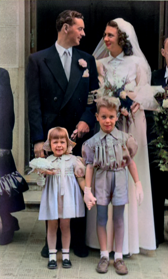 Une image contenant personne, habits, robe, chaussures

Description g�n�r�e automatiquement