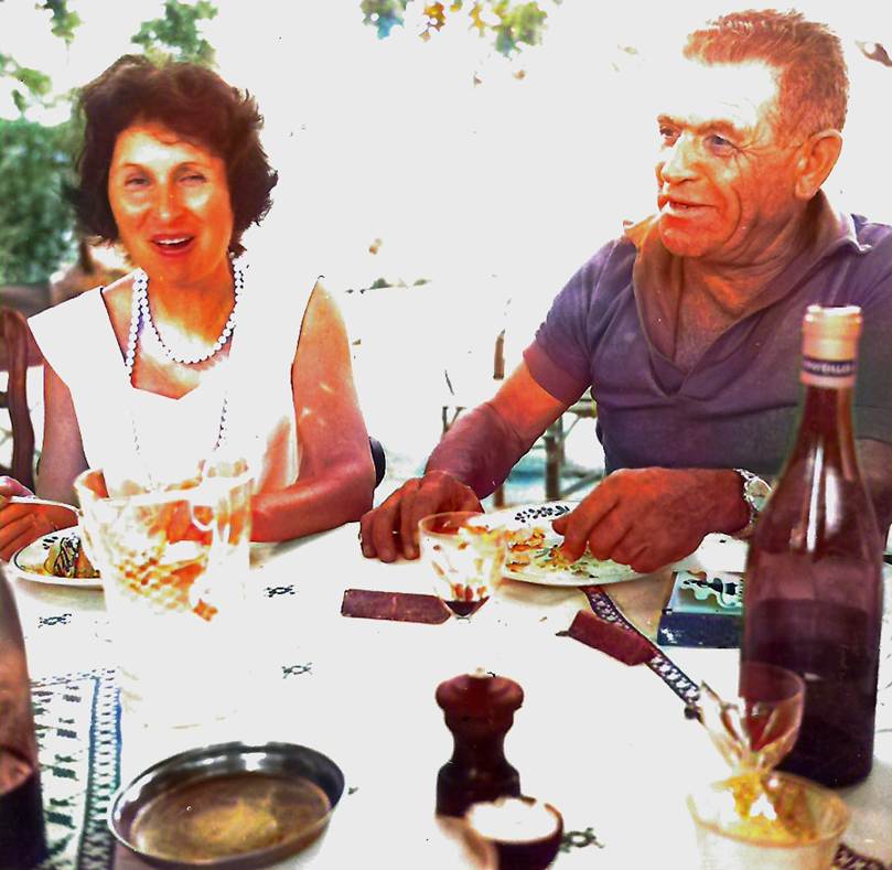 Une image contenant personne, habits, Visage humain, bouteille

Description g�n�r�e automatiquement