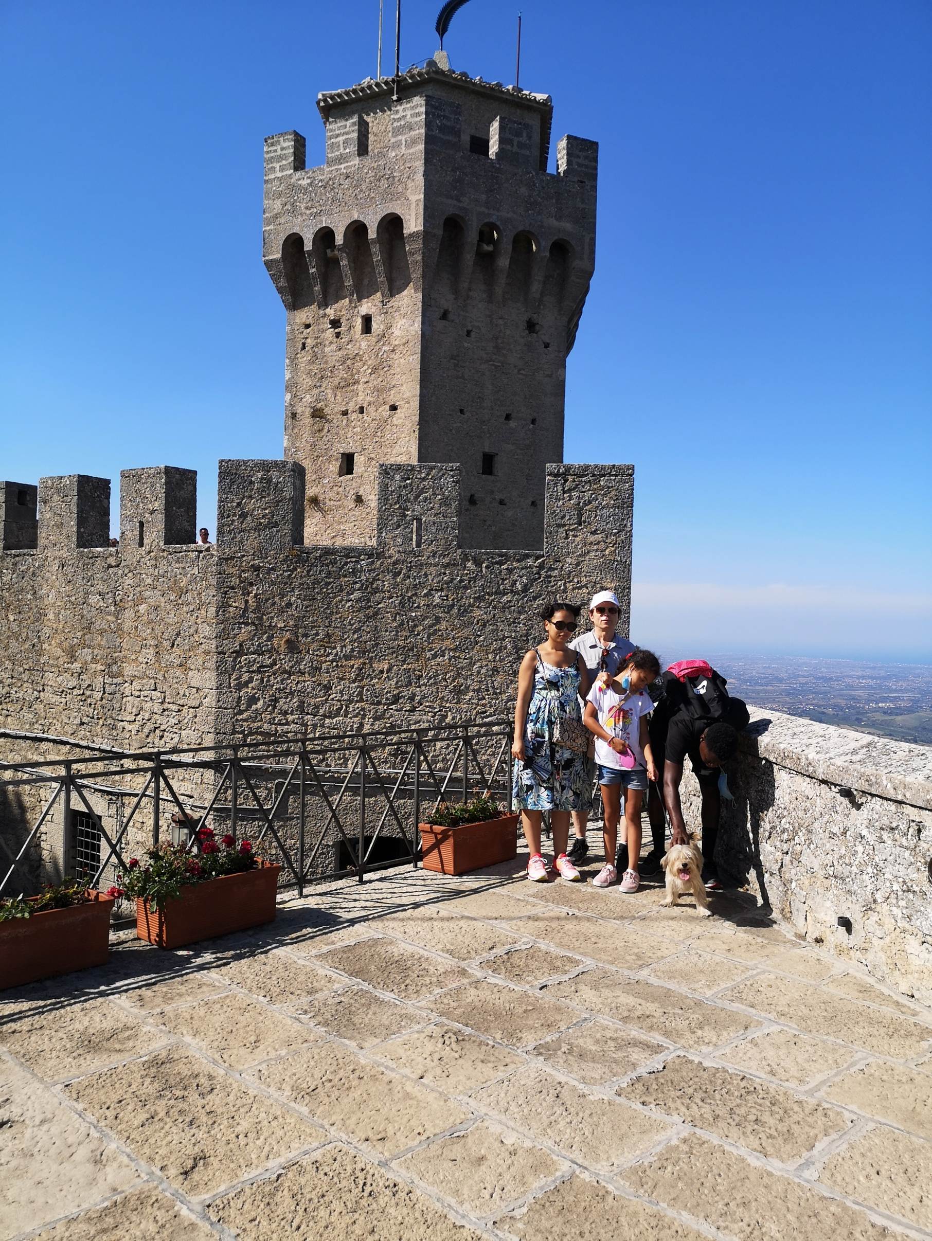 Une image contenant ext�rieur, b�timent, gens, pierre

Description g�n�r�e automatiquement