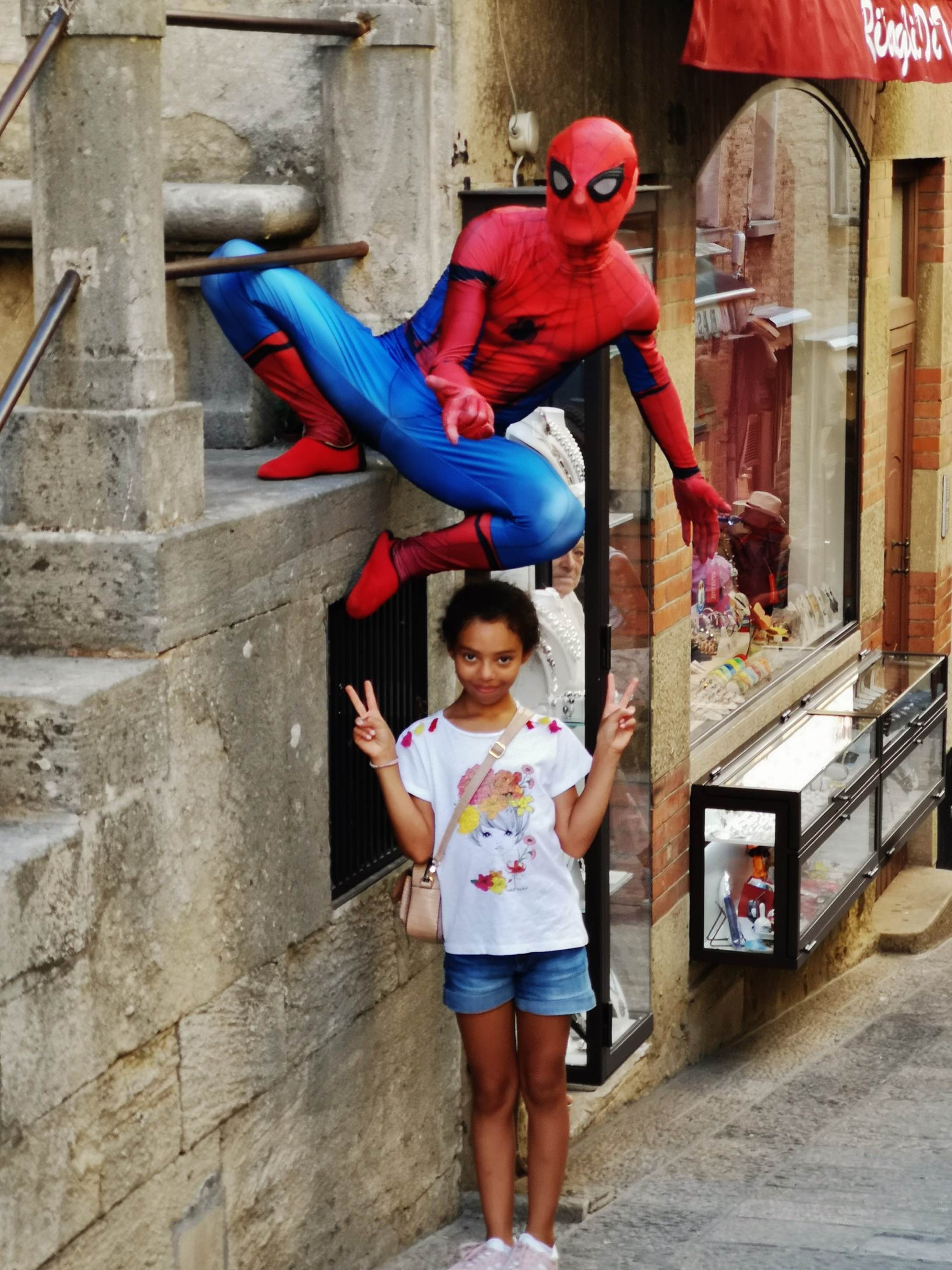 Une image contenant b�timent, ext�rieur, tenant, jeune

Description g�n�r�e automatiquement