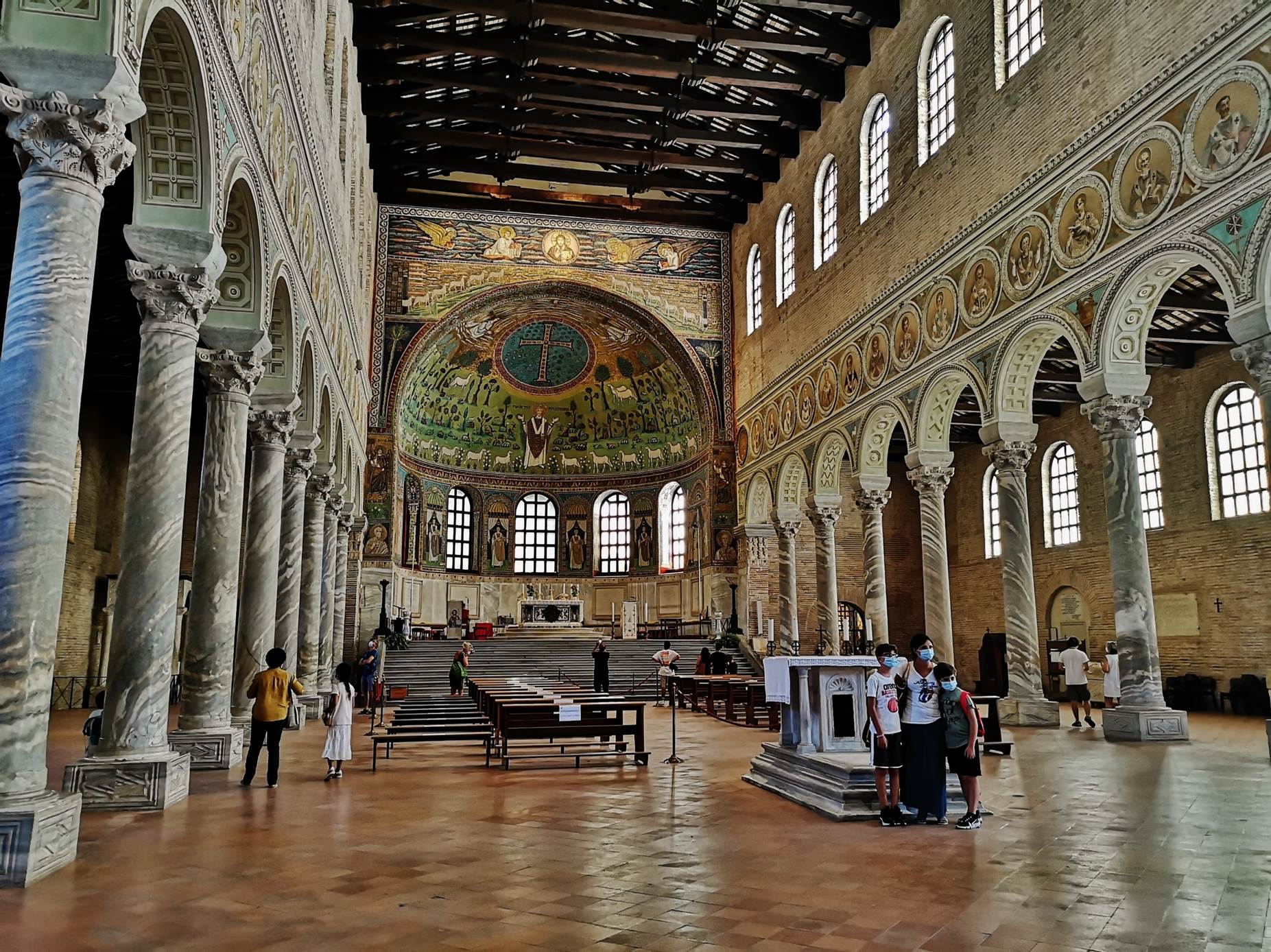 Une image contenant b�timent, horloge, grand, vieux

Description g�n�r�e automatiquement