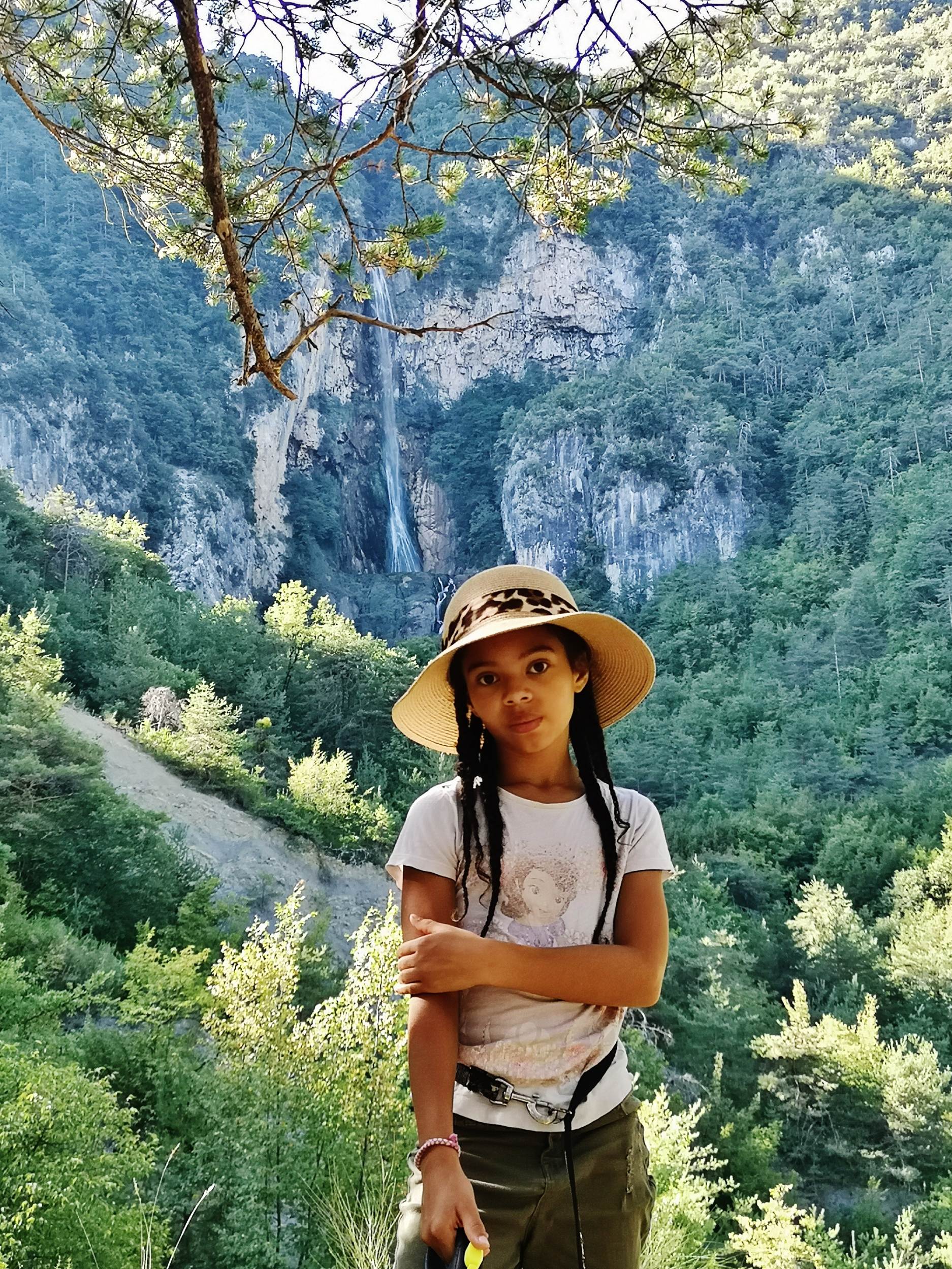 Une image contenant ext�rieur, montagne, arbre, debout

Description g�n�r�e automatiquement