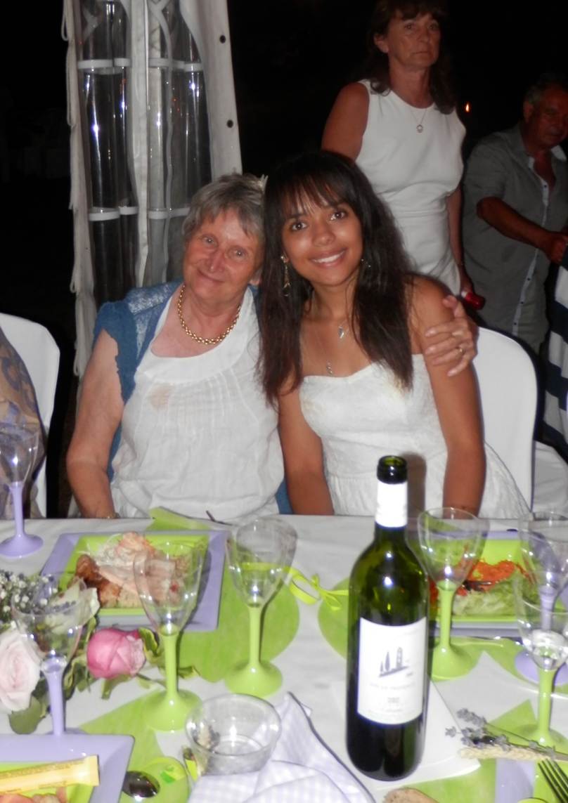 Une image contenant personne, bouteille, vaisselle, habits

Le contenu g�n�r� par l�IA peut �tre incorrect.