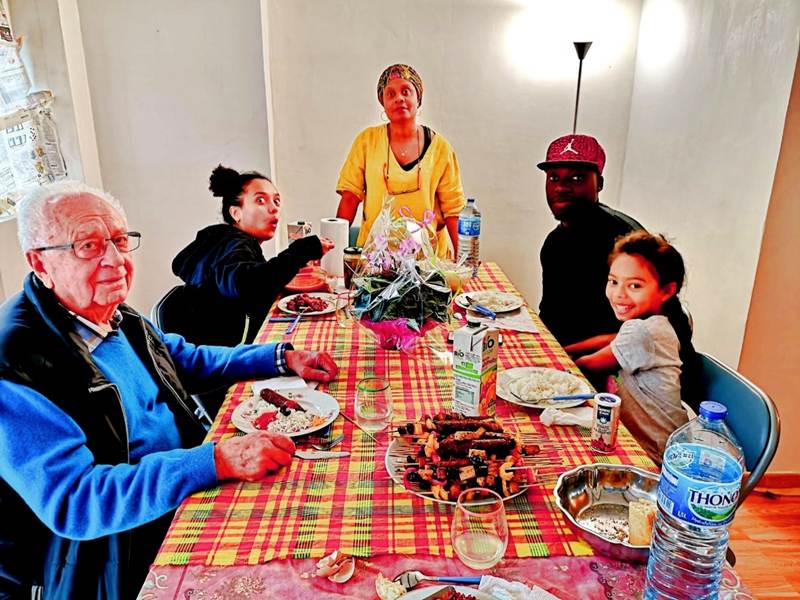 Une image contenant habits, homme, personne, int�rieur

Description g�n�r�e automatiquement