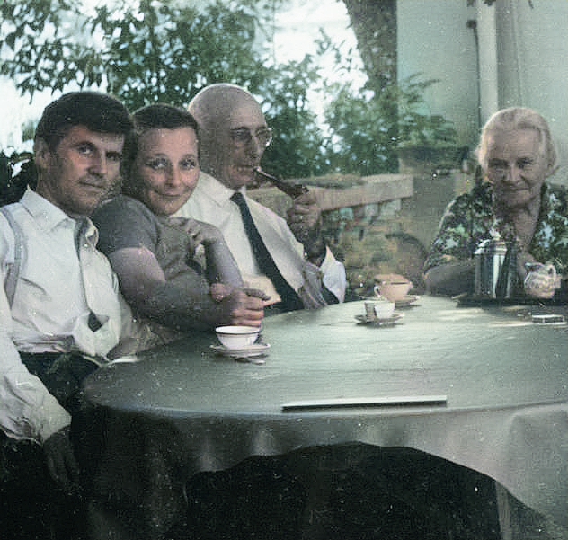 Une image contenant habits, personne, Visage humain, table
Description générée automatiquement