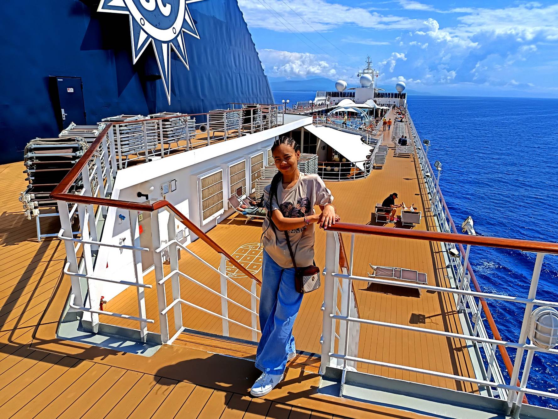 Une image contenant plein air, ciel, habits, eau

Description g�n�r�e automatiquement