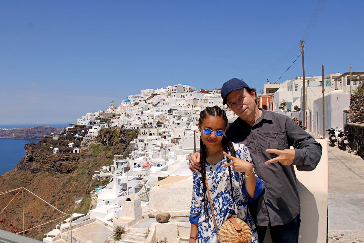 Une image contenant habits, plein air, ciel, personne

Description g�n�r�e automatiquement