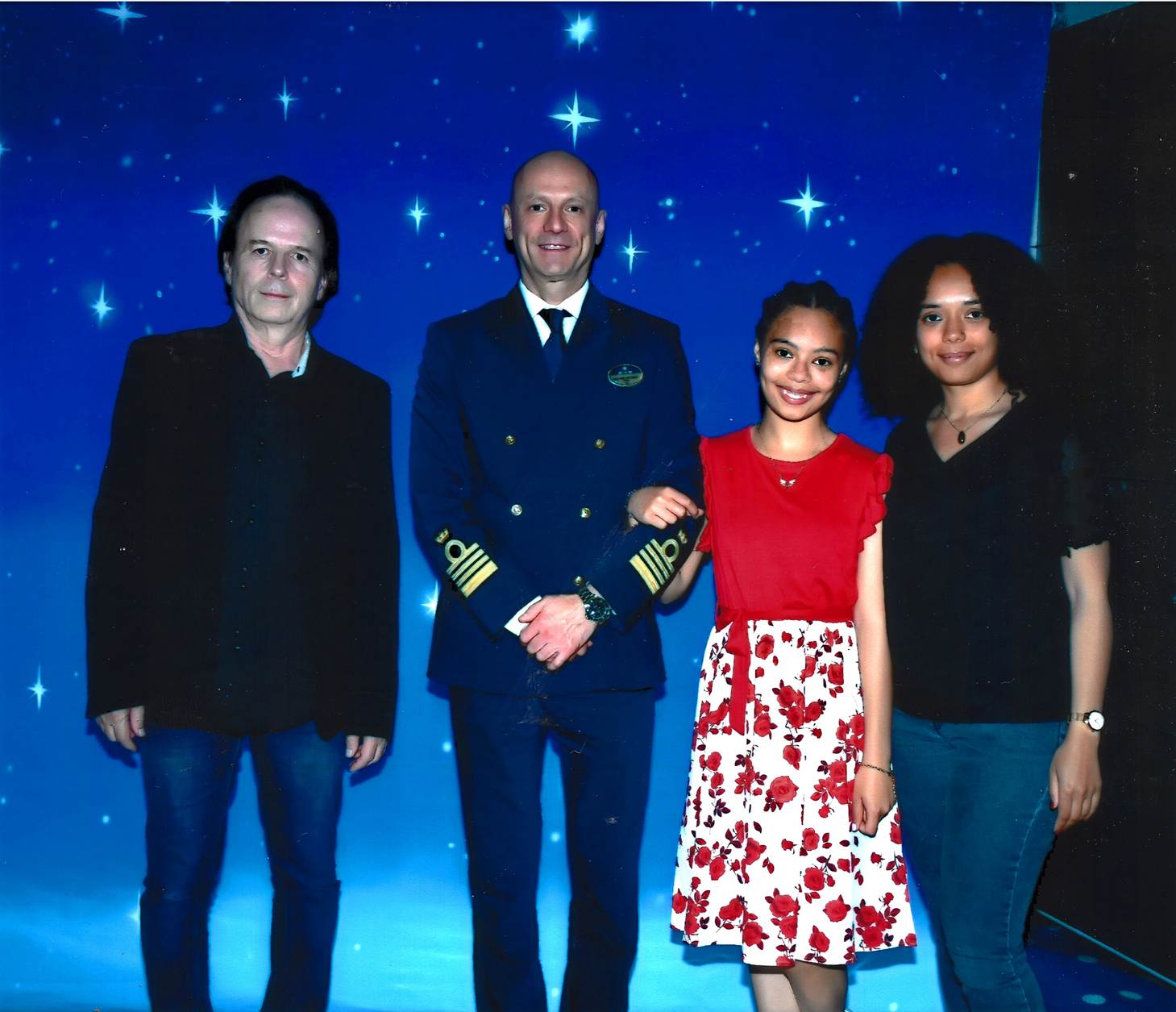 Une image contenant habits, personne, Visage humain, sourire

Description g�n�r�e automatiquement