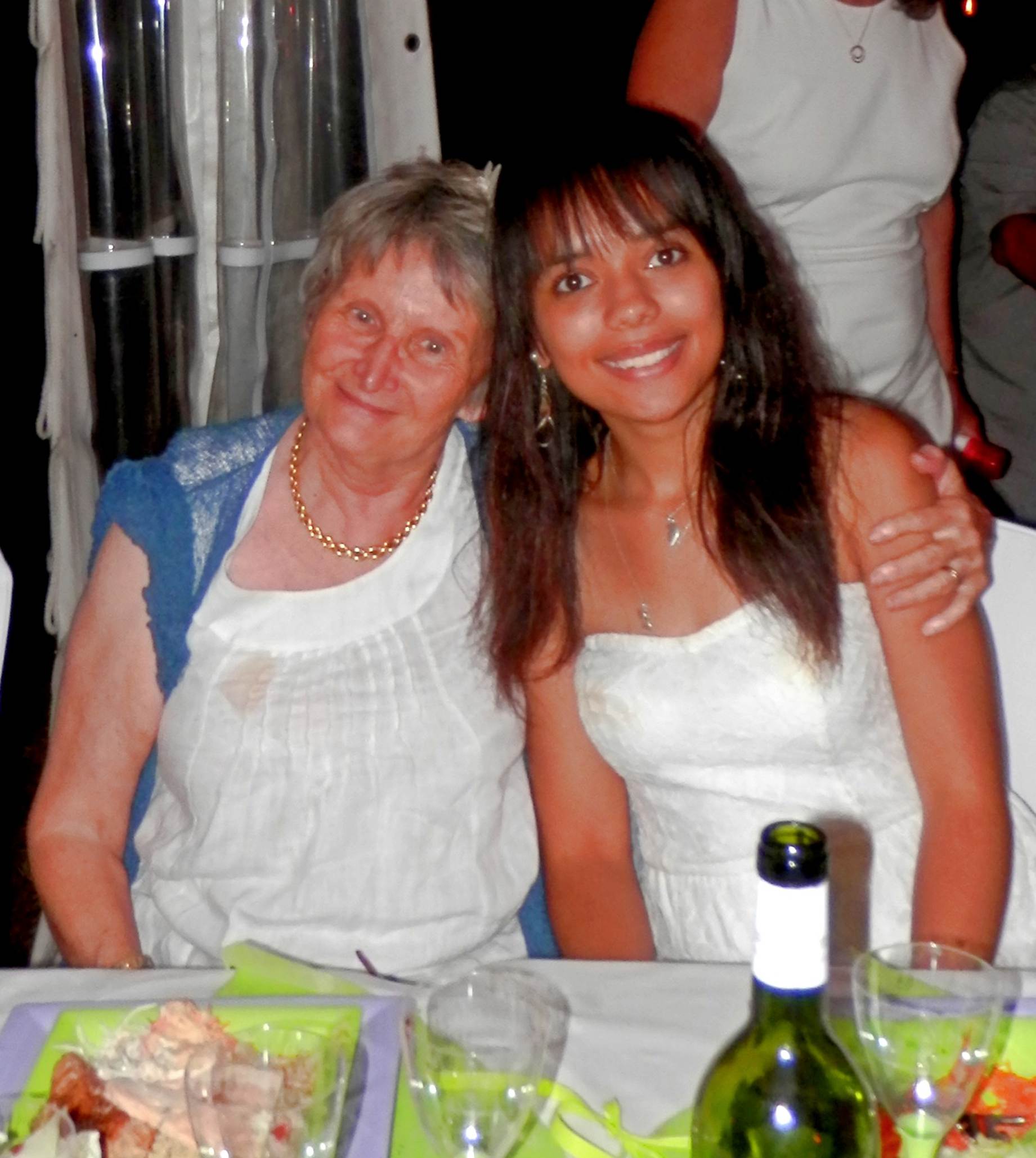 Une image contenant personne, habits, Visage humain, bouteille
Description générée automatiquement