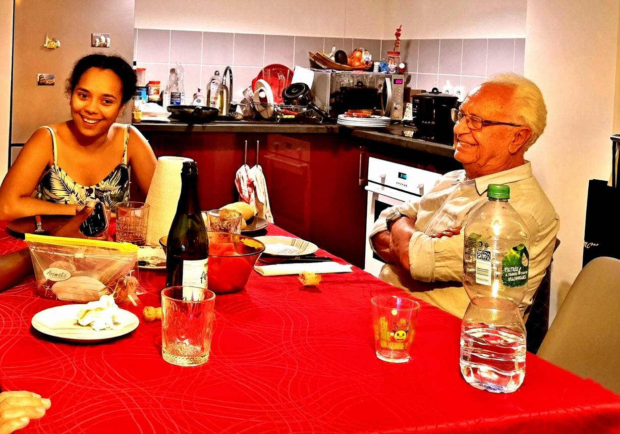 Une image contenant intérieur, personne, mur, bouteille
Description générée automatiquement