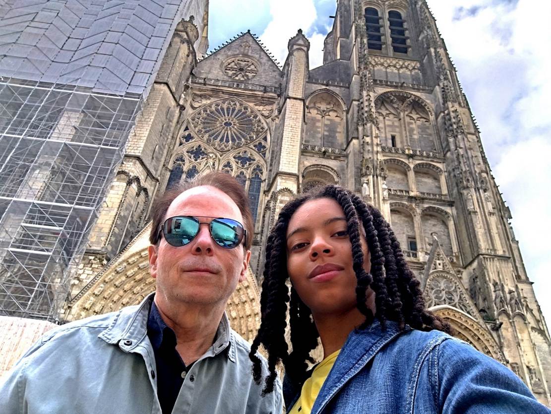 Une image contenant plein air, habits, personne, Visage humain

Description g�n�r�e automatiquement