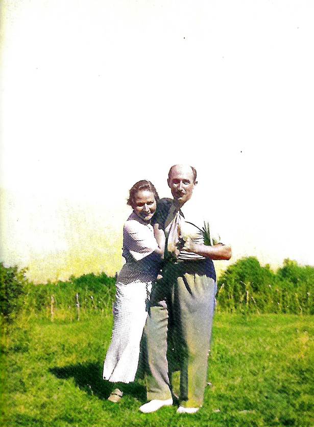 Une image contenant herbe, habits, personne, plein air

Description g�n�r�e automatiquement