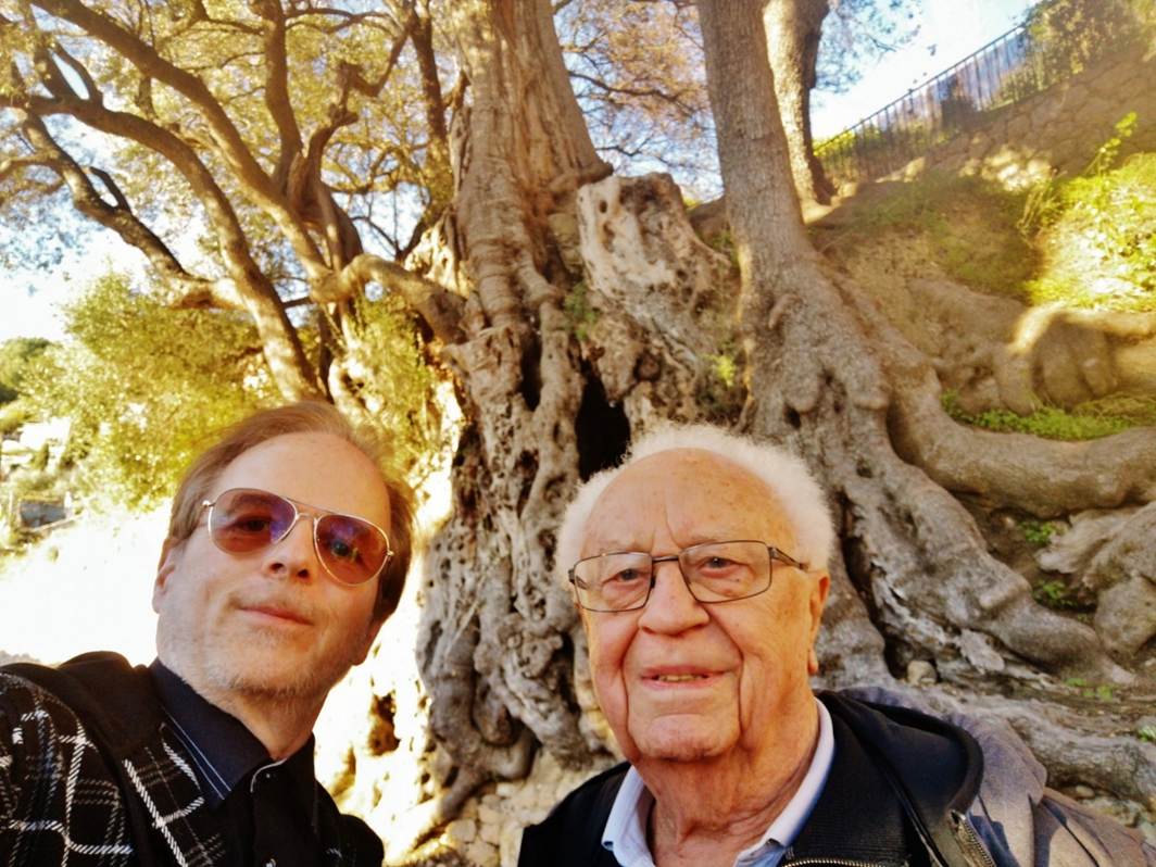 Une image contenant Visage humain, personne, habits, plein air

Le contenu g�n�r� par l�IA peut �tre incorrect.