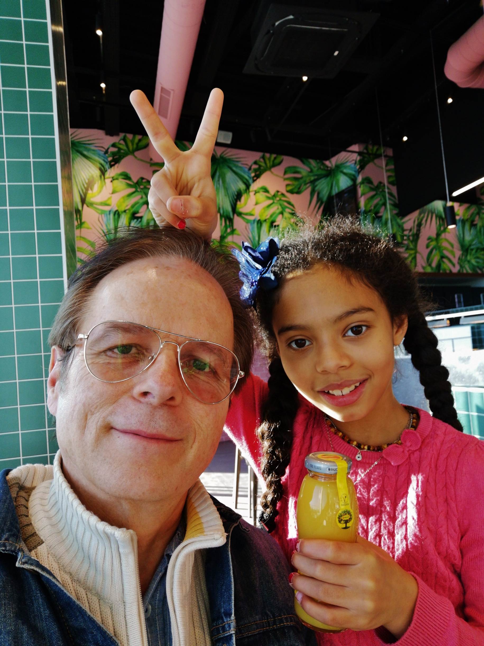 Une image contenant personne, alimentation, homme, tenant

Description g�n�r�e automatiquement