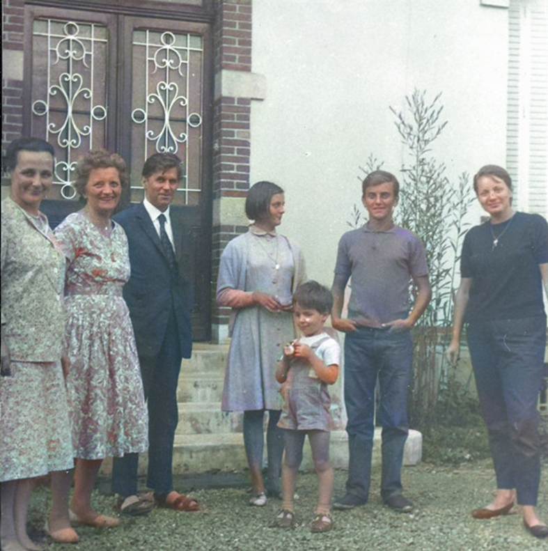 Une image contenant habits, personne, chaussures, homme
Description générée automatiquement