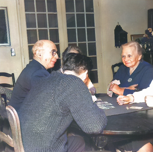 Une image contenant habits, personne, Visage humain, meubles
Description générée automatiquement