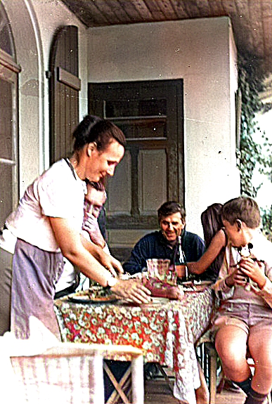 Une image contenant habits, personne, Visage humain, chaussures
Description générée automatiquement