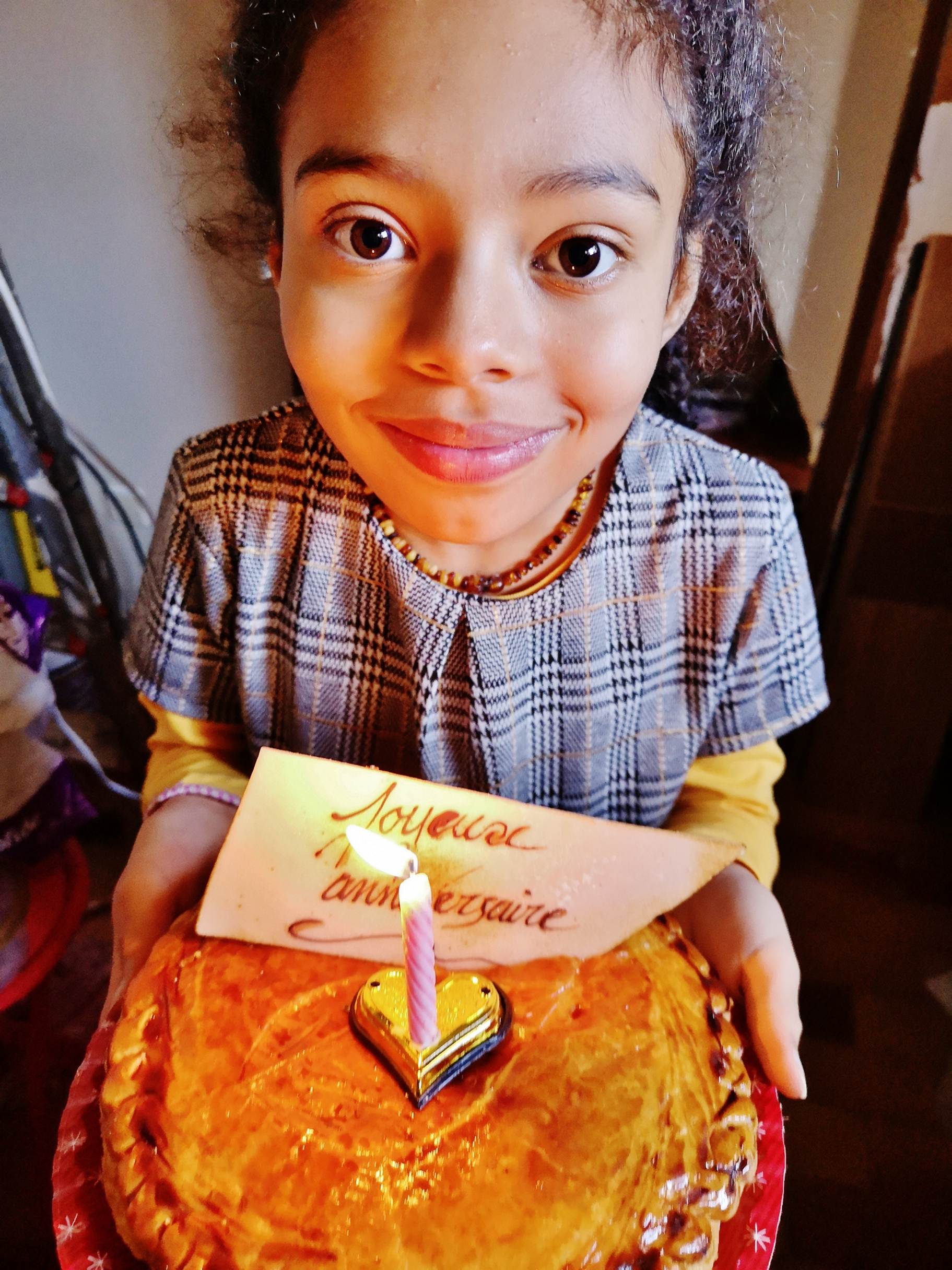 Une image contenant personne, int�rieur, table, g�teau

Description g�n�r�e automatiquement