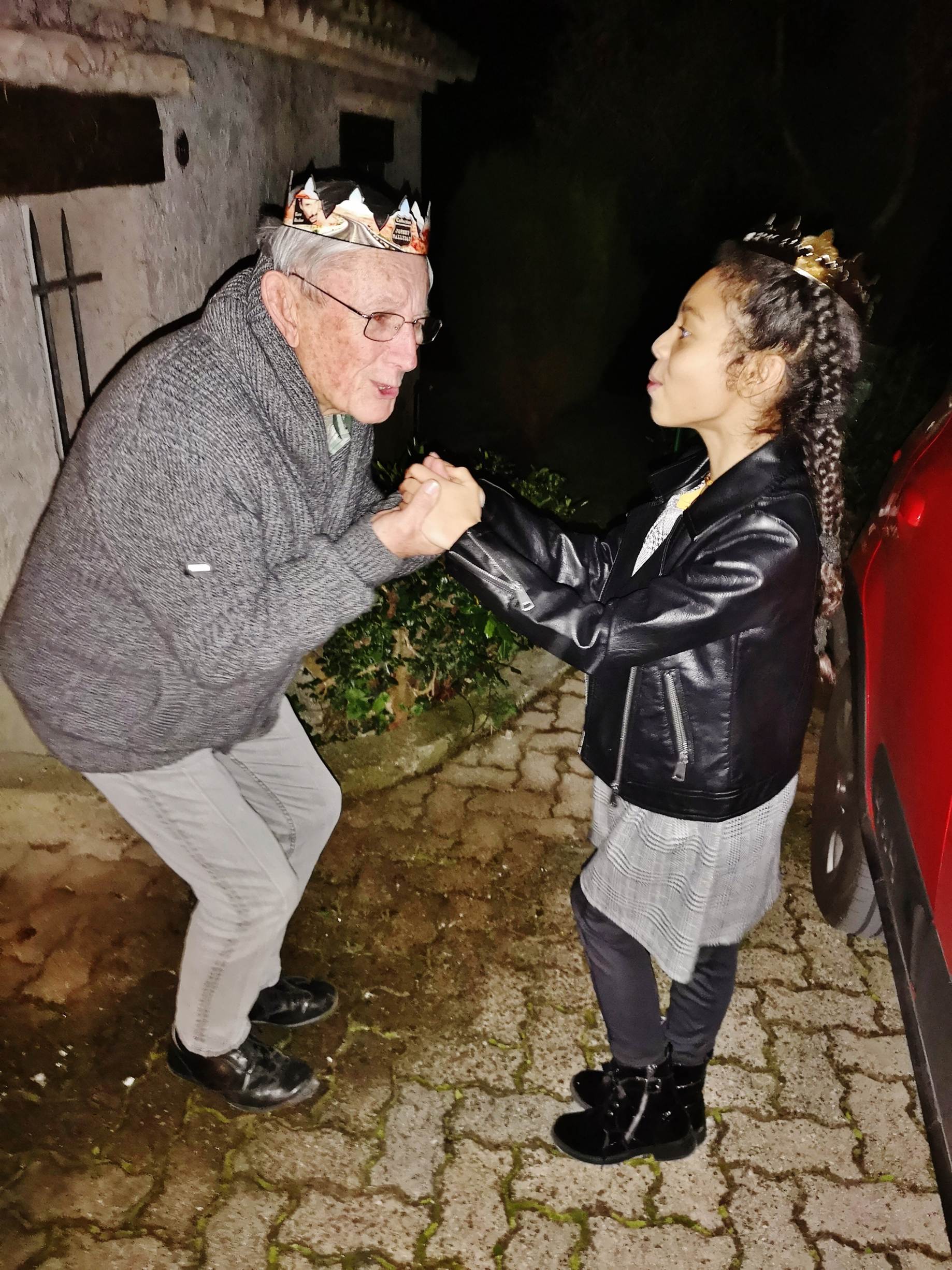 Une image contenant personne, homme, b�timent, tenant

Description g�n�r�e automatiquement