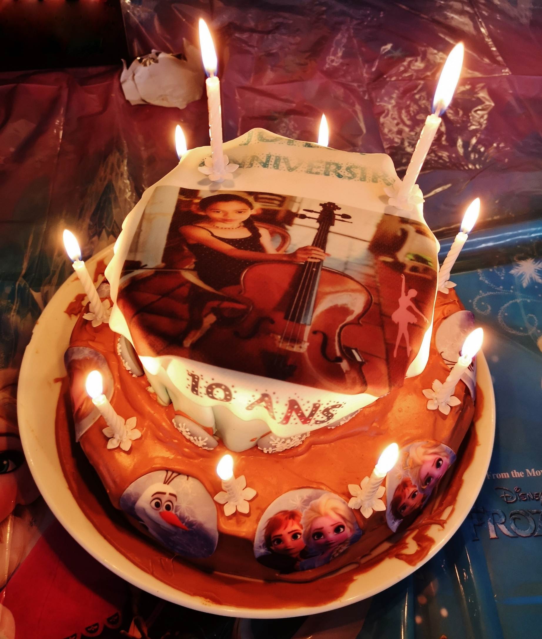 Une image contenant table, objet, anniversaire, bougie

Description g�n�r�e automatiquement