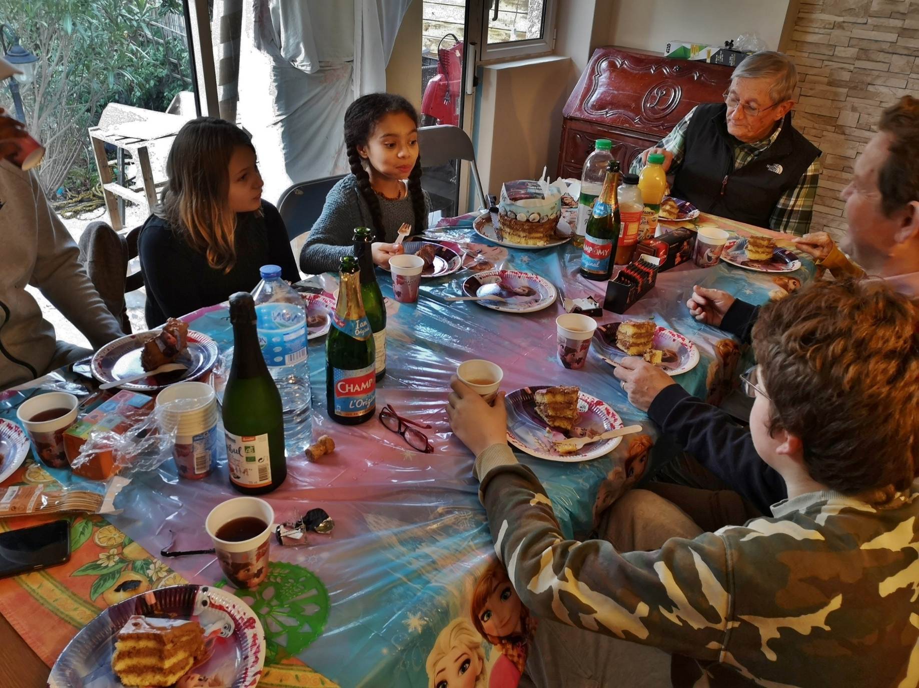 Une image contenant personne, table, assis, alimentation

Description g�n�r�e automatiquement