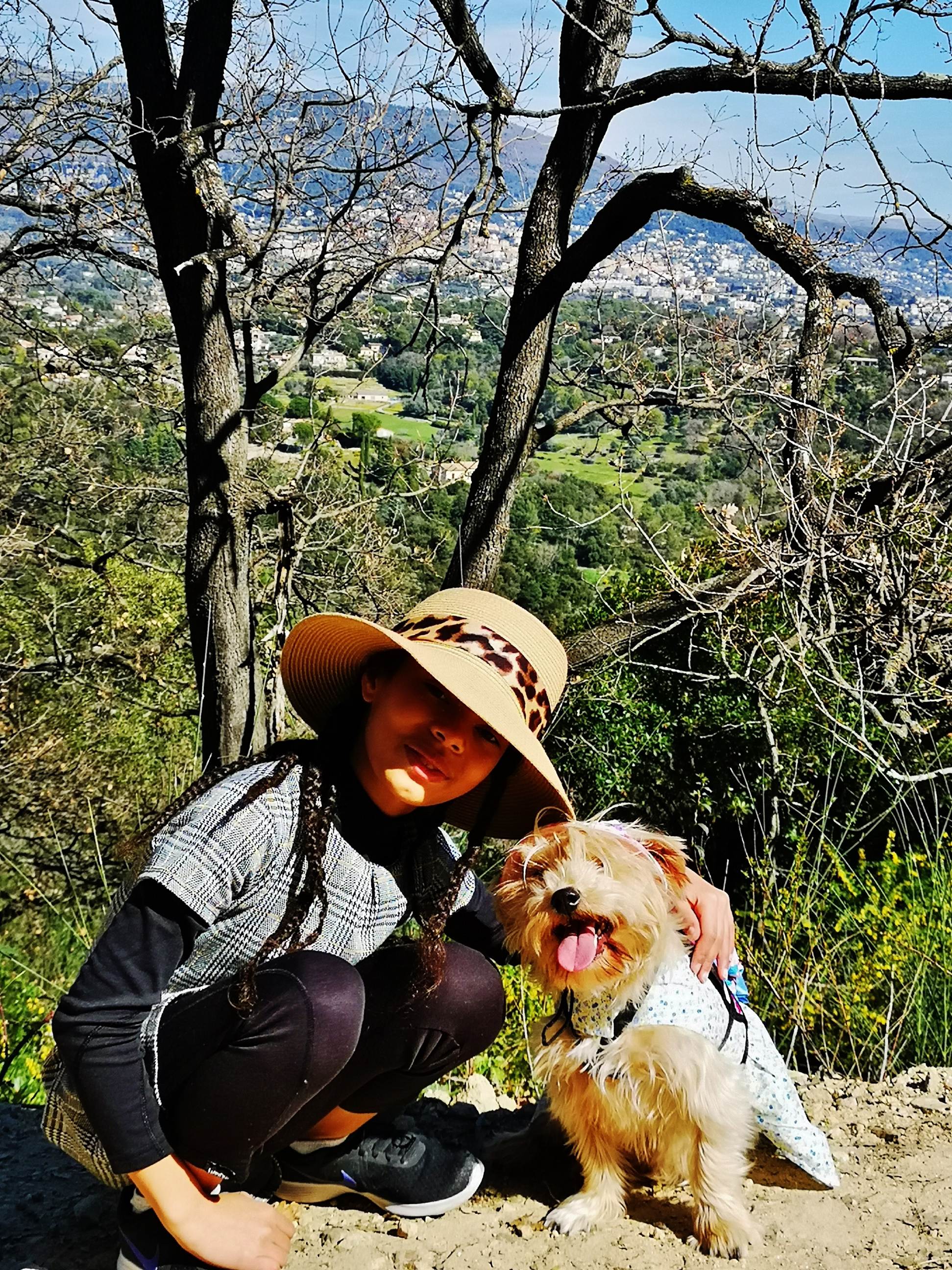 Une image contenant arbre, ext�rieur, chien, personne

Description g�n�r�e automatiquement