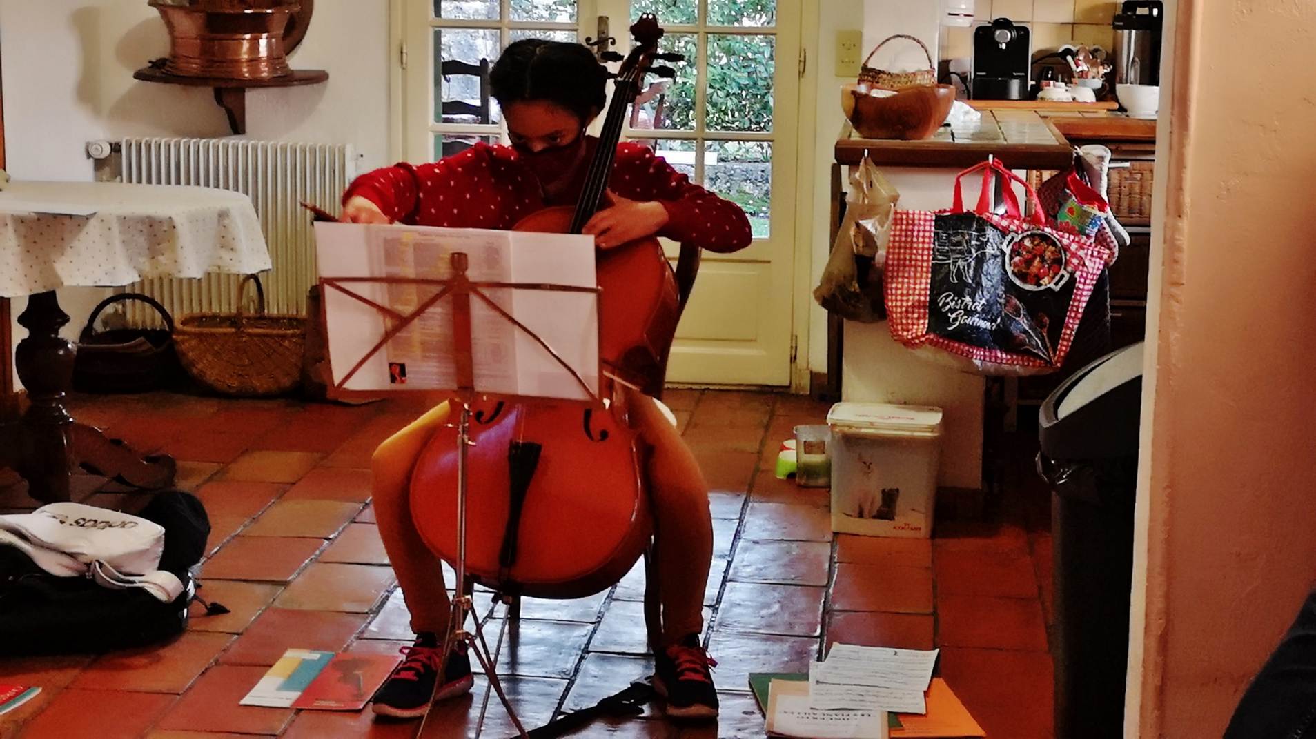 Une image contenant int�rieur, plancher, table de salle � manger

Description g�n�r�e automatiquement