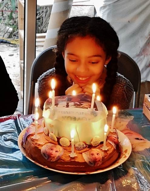 Une image contenant table, anniversaire, personne, int�rieur

Description g�n�r�e automatiquement