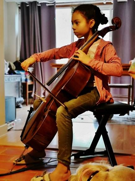 Une image contenant int�rieur, personne, enfant, assis

Description g�n�r�e automatiquement