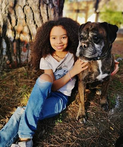 Une image contenant personne, habits, plein air, chien

Description g�n�r�e automatiquement